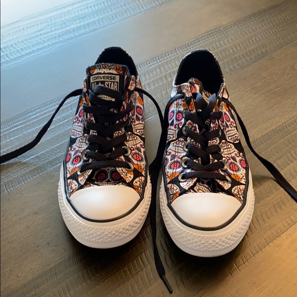 Tennis shoes